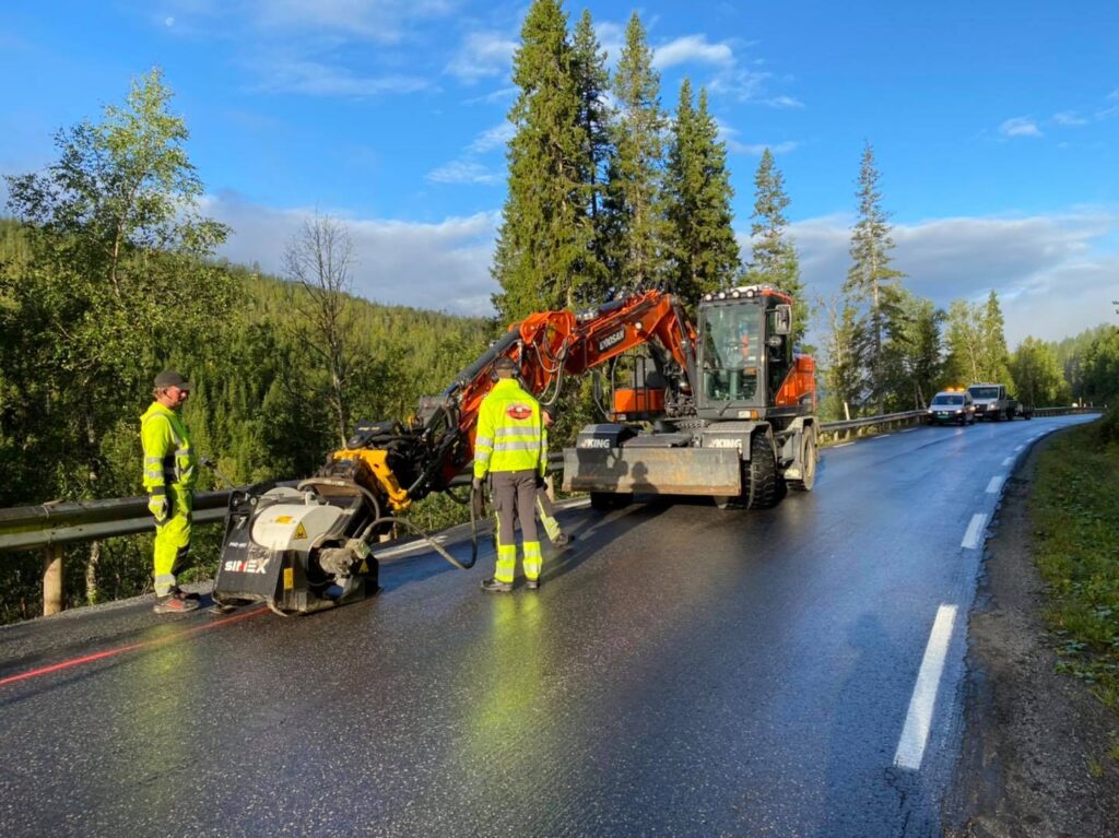 Noen som jobber med å legge asfalt