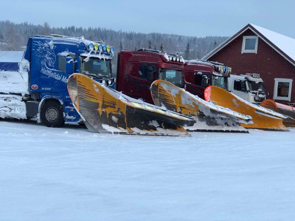 Tre lastebilder på rekke med snøskoffle forran