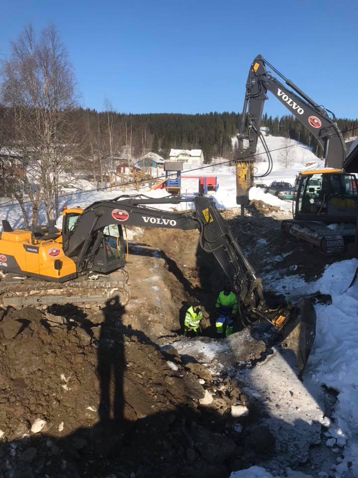 gravemaskiner som jobber med vannlekasje